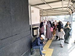 Terjadi Penumpukan Penumpang di Stasiun Bandung Imbas Tabrakan KA