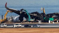 Pesawat yang Terbakar Usai Tabrakan di Bandara Haneda Mulai Dibersihkan