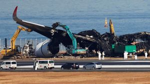 Pesawat yang Terbakar Usai Tabrakan di Bandara Haneda Mulai Dibersihkan