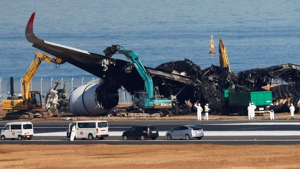 Pesawat yang Terbakar Usai Tabrakan di Bandara Haneda Mulai Dibersihkan
