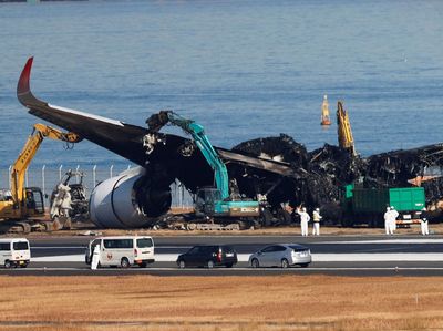 Pesawat yang Terbakar Usai Tabrakan di Bandara Haneda Mulai Dibersihkan