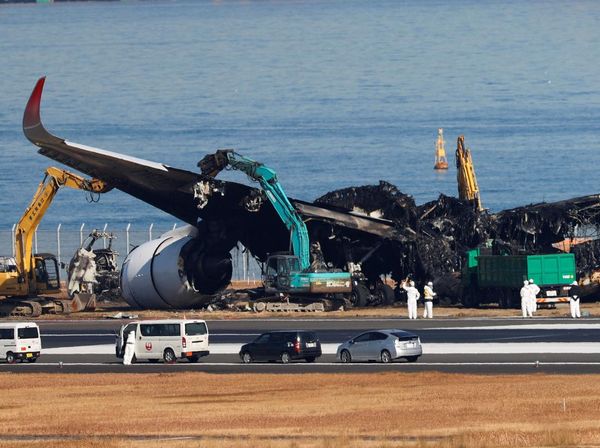 Pesawat yang Terbakar Usai Tabrakan di Bandara Haneda Mulai Dibersihkan