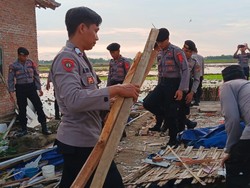 Kala Polisi Kompak Bersihkan Puing Rumah Rusak Akibat Puting Beliung