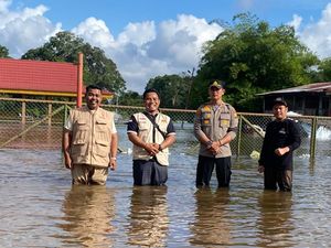 Antisipasi Banjir saat Pemilu, Polisi-PPK di Pelalawan Cek 4 TPS Tepi Sungai Kampar