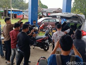 Polisi Sita 2 Komputer-Dokumen Saat Geledah Kantor Disdikpora Mamuju Polisi Sita 2 Komputer-Dokumen Saat Geledah Kantor Disdikpora Mamuju