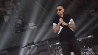 Potret Ahmad Sahroni Jadi Host di Acara Resolusi Indonesia