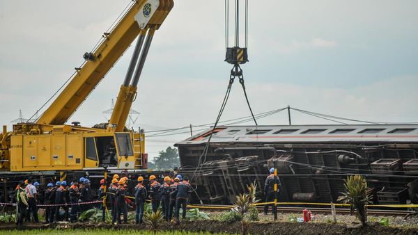 Potret Alat Berat Dikerahkan Evakuasi Kereta Kecelakaan di Cicalengka