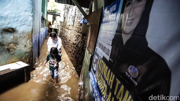 Potret Banjir Kampung Melayu Mulai Surut Siang Ini