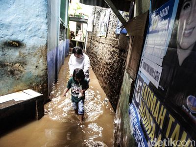 Potret Banjir Kampung Melayu Mulai Surut Siang Ini
