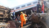Proses Evakuasi Tabrakan KA Lokal Bandung-KA Turangga di Cicalengka