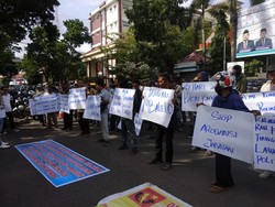 Massa Geruduk Kantor Gubernur Sumsel, Minta Agus Fatoni Tolak Rotasi Jabatan di OKI