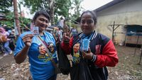 Relawan Prabowo-Gibran Bagi-bagi Susu ke Warga Pasar Minggu