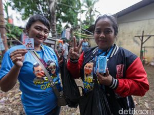 Relawan Prabowo-Gibran Bagi-bagi Susu ke Warga Pasar Minggu Relawan Prabowo-Gibran Bagi-bagi Susu ke Warga Pasar Minggu
