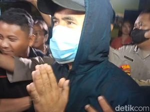 Saat Saipul Jamil Dibawa Keluar dari Polsek Tambora