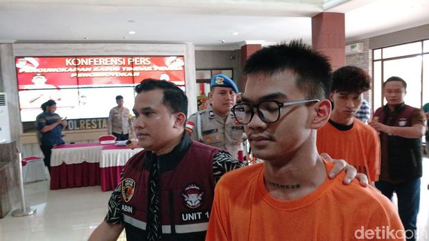 Satria Mahathir 'Cogil' pakai baju tahanan di Polresta Barelang. (Alamudin Hamapu/detikSumut)