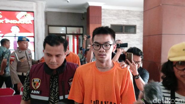 Satria Mahathir 'Cogil' pakai baju tahanan di Polresta Barelang. (Alamudin Hamapu/detikSumut)