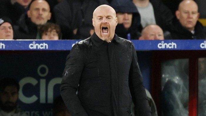 Soccer Football - FA Cup - Third Round - Crystal Palace v Everton - Selhurst Park, London, Britain - January 4, 2024 Everton manager Sean Dyche reacts REUTERS/David Klein