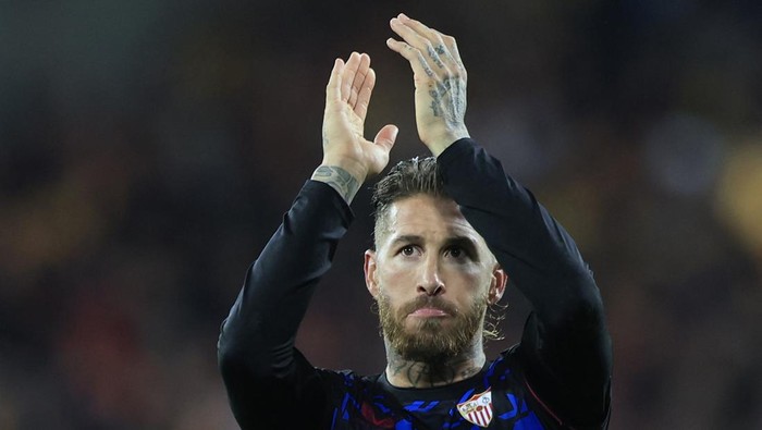 Soccer Football - Champions League - Group B - RC Lens v Sevilla - Stade Bollaert-Delelis, Lens, France - December 12, 2023 Sevillas Sergio Ramos applauds fans after the match REUTERS/Pascal Rossignol