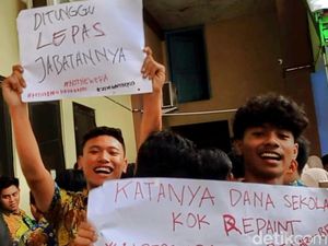 Siswa SMA 1 Situbondo Demo Desak Kepala Sekolah Mundur dari Jabatan Siswa SMA 1 Situbondo Demo Desak Kepala Sekolah Mundur dari Jabatan