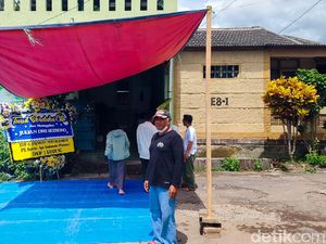 Tangis di Rumah Duka Julian, Masinis Korban Kecelakaan Kereta di Cicalengka Tangis di Rumah Duka Julian, Masinis Korban Kecelakaan Kereta di Cicalengka
