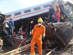 4 Ambulans Evakuasi Korban Tabrakan KA Turangga, Masinis Masih Terjepit
