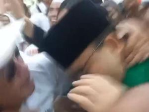 Viral Anies Baswedan Dipeluk-Dicium Paksa Simpatisan hingga Peci Jatuh