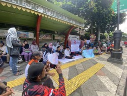 Tasyakuran Ortu SDN Pocin 1 Depok di Trotoar Sebab Sekolah Digembok