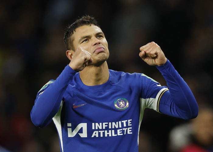 Soccer Football - Carabao Cup - Quarter Final - Chelsea v Newcastle United - Stamford Bridge, London, Britain - December 19, 2023 Chelsea's Thiago Silva celebrates after the match Action Images via Reuters/Peter Cziborra NO USE WITH UNAUTHORIZED AUDIO, VIDEO, DATA, FIXTURE LISTS, CLUB/LEAGUE LOGOS OR 'LIVE' SERVICES. ONLINE IN-MATCH USE LIMITED TO 45 IMAGES, NO VIDEO EMULATION. NO USE IN BETTING, GAMES OR SINGLE CLUB/LEAGUE/PLAYER PUBLICATIONS.