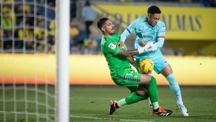 Barcelonas Brazilian forward #19 Vitor Roque challenges Barcelonas Spanish goalkeeper #13 Inaki Pena during the Spanish league football match between UD Las Palmas and FC Barcelona at the Gran Canaria stadium in Las Palmas de Gran Canaria, on January 4, 2024. (Photo by DESIREE MARTIN / AFP)