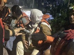 Pondok Karya Mampang Banjir, Tim SAR Evakuasi Warga Pakai Perahu Karet