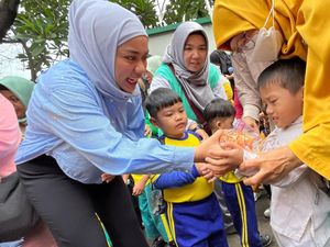 Ceria Bersama Anak Paud, Zita Anjani Bagikan Susu dan Makanan Sehat