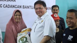 Potret Airlangga Hartanto Salurkan Bantuan Beras untuk Warga di Cibinong