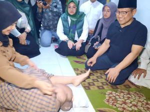 Cak Imin Jenguk Warga Sakit Saraf Kaki di Mojokerto, Beri Bantuan Pengobatan