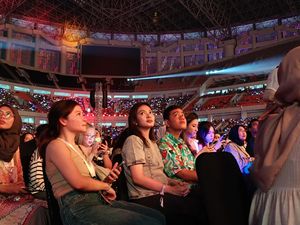 Momen Gibran Rakabuming dan Selvi Nonton Bareng GDA 2024 di JIS