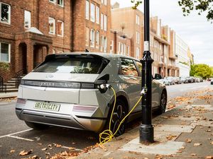 Pesan Menohok Jonan: Di Inggris Tiang Lampu Jalan Jadi Charger Mobil Listrik, Efisien-Logis