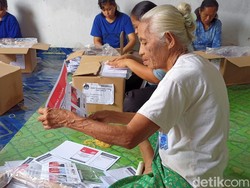 Senangnya Emak-emak di Tator Lipat Surat Suara, Dibayar Rp 315 Per Lembar