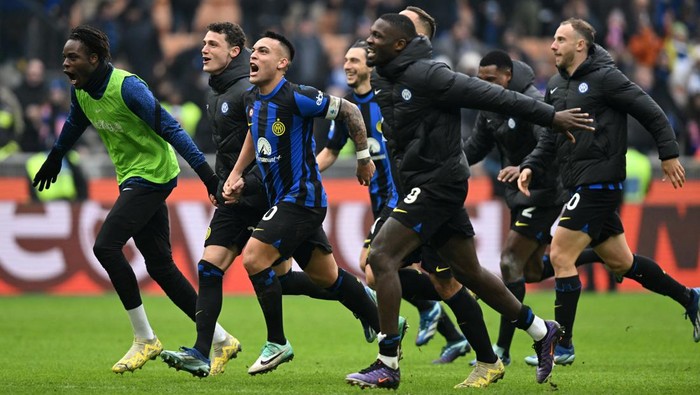 Soccer Football - Serie A - Inter Milan v Hellas Verona - San Siro, Milan, Italy - January 6, 2024 Inter Milans Lautaro Martinez and Marcus Thuram celebrate after the match REUTERS/Daniele Mascolo