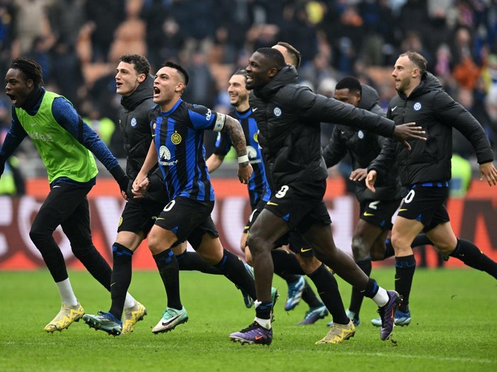 Soccer Football - Serie A - Inter Milan v Hellas Verona - San Siro, Milan, Italy - January 6, 2024 Inter Milan's Lautaro Martinez and Marcus Thuram celebrate after the match REUTERS/Daniele Mascolo