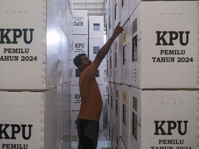 Intip Perakitan Kotak Suara di KPU Kendari