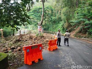 Jalur Telaga Sarangan Kembali Dibuka Usai Longsor Tutup Akses Jalan Jalur Telaga Sarangan Kembali Dibuka Usai Longsor Tutup Akses Jalan