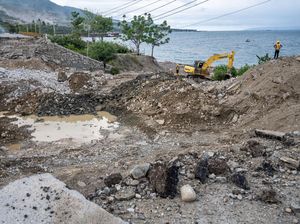 Jembatan Amblas di Jalur Trans Sulawesi Mulai Diperbaiki Jembatan Amblas di Jalur Trans Sulawesi Mulai Diperbaiki