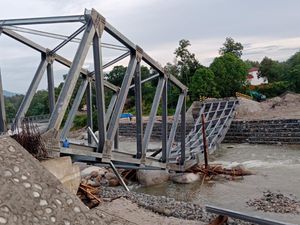 Jembatan Sementara Dibangun di Luwu Utara Ambruk Diterjang Banjir