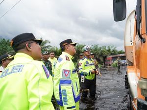 Kapolda Riau Cek Jalintim Terendam Banjir, Imbau Pengendara Lewat Jalinteng