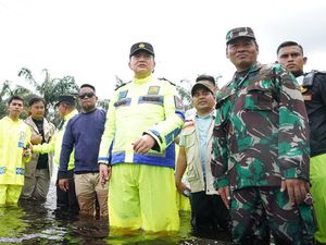 Potret Kapolda Riau Cek Banjir di Jalintim, Bagikan Bantuan ke Warga Potret Kapolda Riau Cek Banjir di Jalintim, Bagikan Bantuan ke Warga