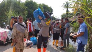 Potret Kapolres Kirim Bantuan ke Warga Korban Banjir-Cek TPS di Rohil