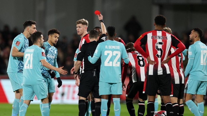 Kartu Merah Bulat Joao Gomes BRENTFORD, ENGLAND - JANUARY 05: Joao Gomes of Wolverhampton Wanderers is shown a red card by Referee Tony Harrington during the Emirates FA Cup Third Round match between Brentford and Wolverhampton Wanderers at Gtech Community Stadium on January 05, 2024 in Brentford, England. (Photo by Warren Little/Getty Images)