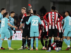 Insiden itu membuat wasit Tony Harrington langsung mengacungkan kartu merah kepada Joao Gomes. Foto: Getty Images/Warren Little