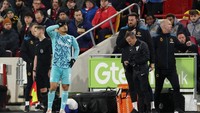 Dengan Joao Gomes dikartu merah di menit-menit awal, laga Brentford vs Wolves di Piala FA ini pada akhirnya tuntas dengan skor 1-1. Foto: Getty Images/Warren Little