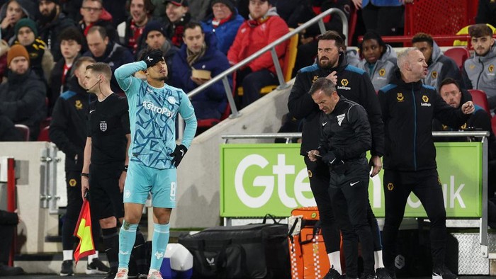 BRENTFORD, ENGLAND - JANUARY 05: Joao Gomes of Wolverhampton Wanderers looks dejected after being shown a red card by Referee Tony Harrington (not pictured) during the Emirates FA Cup Third Round match between Brentford and Wolverhampton Wanderers at Gtech Community Stadium on January 05, 2024 in Brentford, England. (Photo by Warren Little/Getty Images)