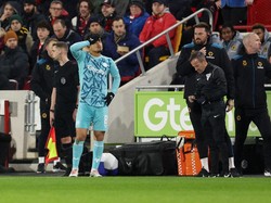 Dengan Joao Gomes dikartu merah di menit-menit awal, laga Brentford vs Wolves di Piala FA ini pada akhirnya tuntas dengan skor 1-1. Foto: Getty Images/Warren Little